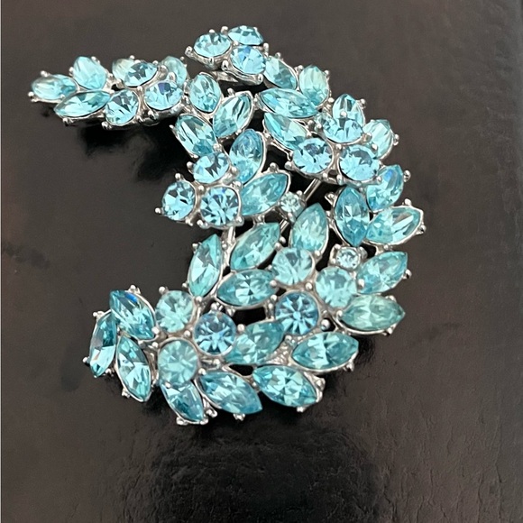 TRIFARI AQUA CRYSTAL RHINESTONE CRESCENT BROOCH VINTAGE STUNNING! - Picture 6 of 10